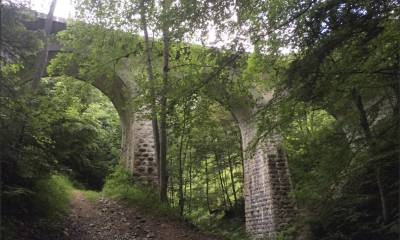 Pont en arc pour soutenir le chemin de fer dans le Bois Noir