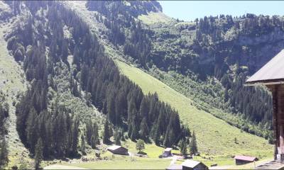Vue du bas: le sentier est à gauche des câbles
